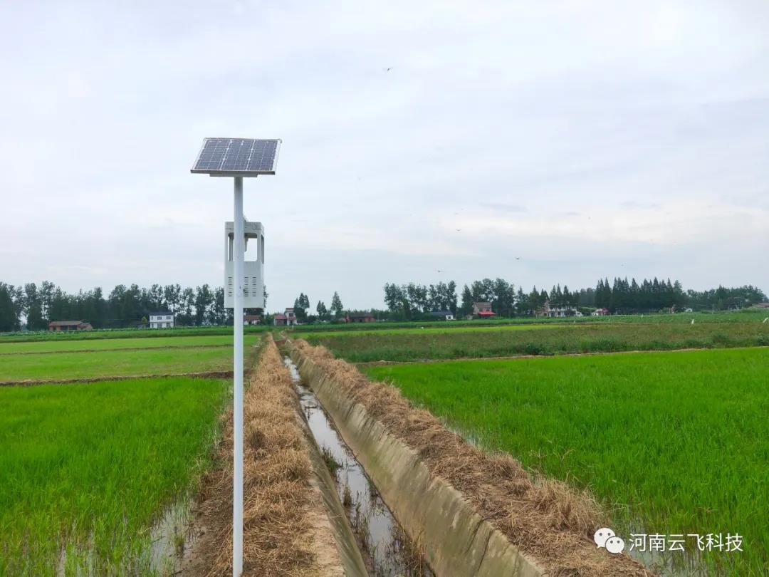 云飛太陽能風(fēng)吸式殺蟲燈